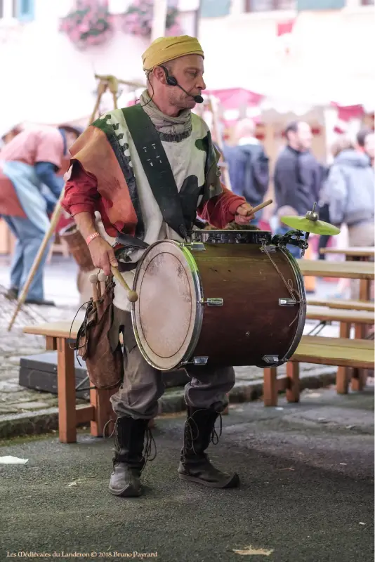 Troubadour avec tambour