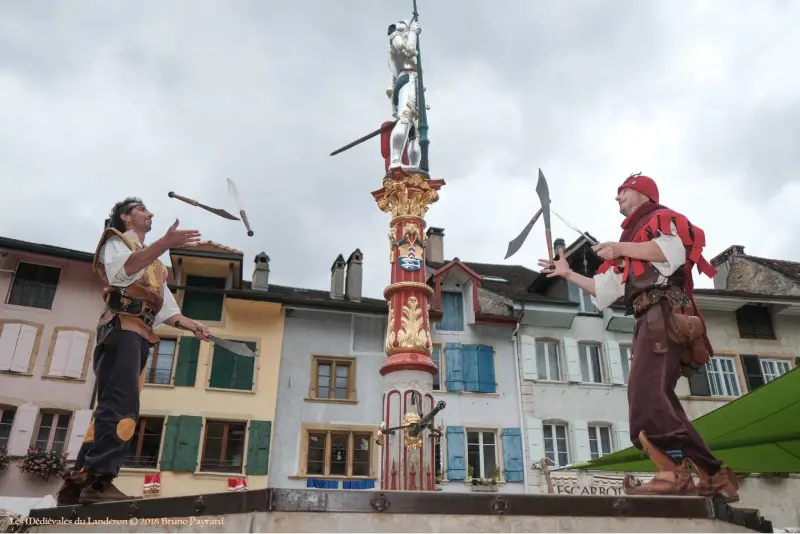 Jongleurs sur le bord de la fontaine