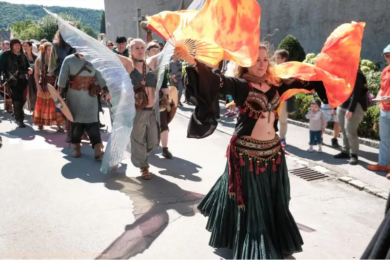 Danseuses avec éventails