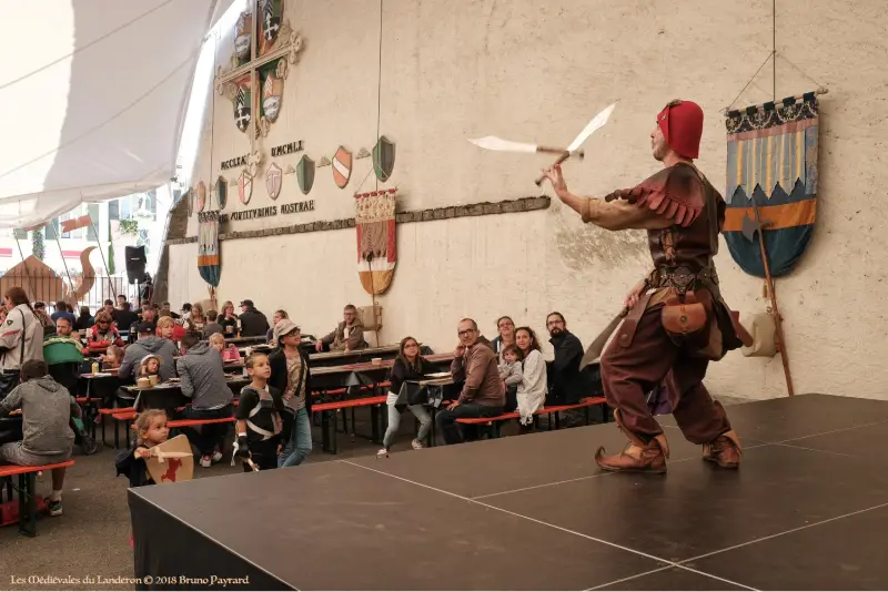 Jongleur sur la scène