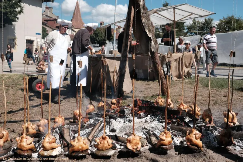 Cuisson des poulets au feu de bois