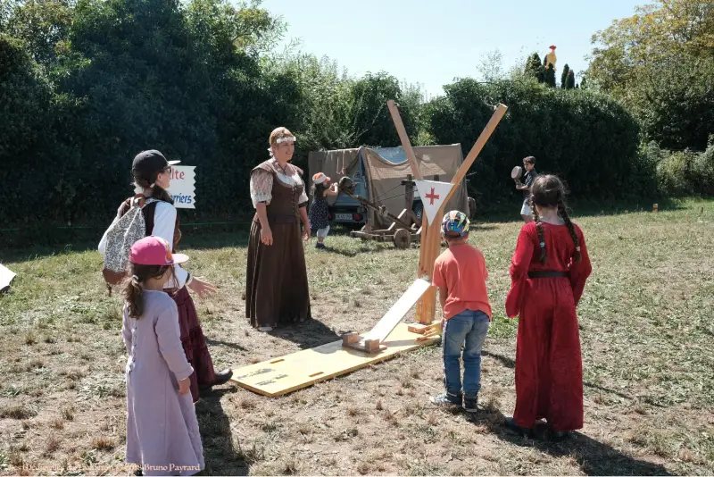 Enfants au jeu du lancé de poulet