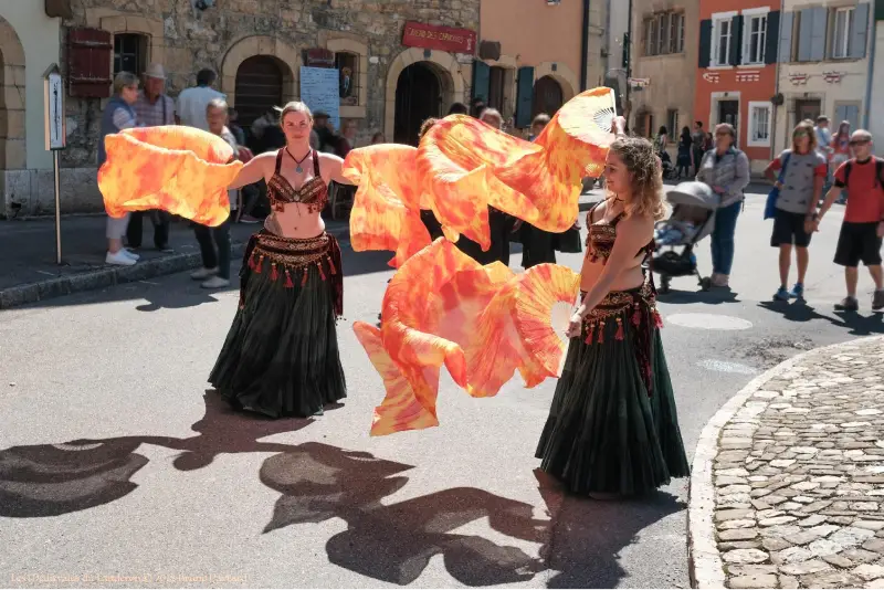Danseuses avec éventails