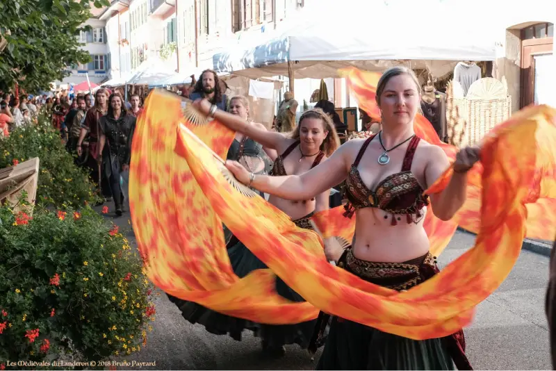Danseuses avec éventails