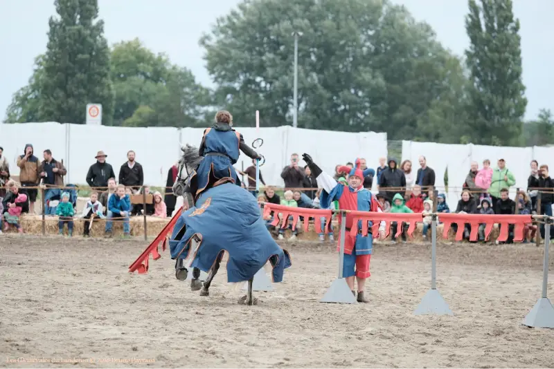 Chevalier ramassant des cercles avec sa lance