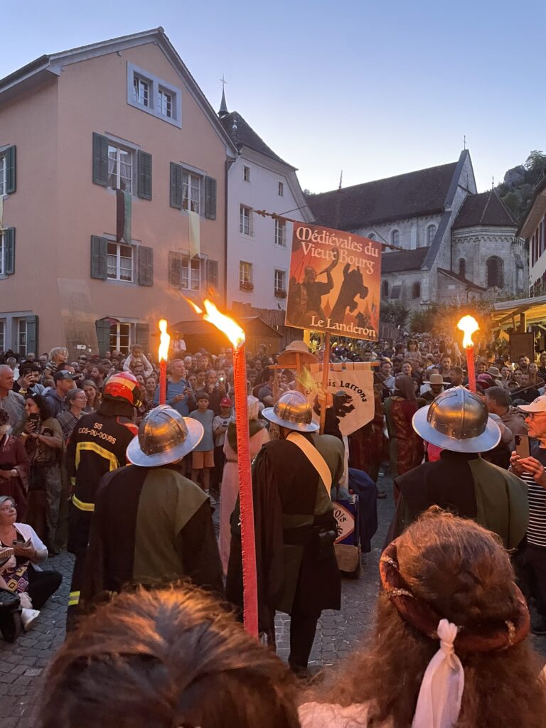 Début du cortège dans une foule immense
