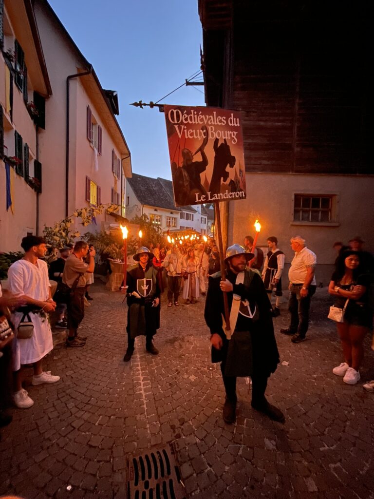 Le cortège dans les petites ruelles