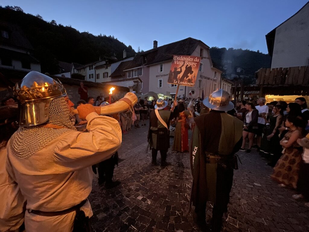 Le Roi sonne pour annoncer les médiévales du Landeron à la populace