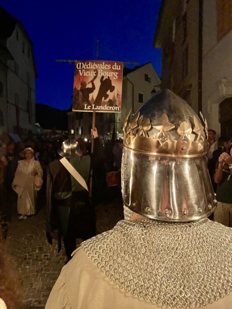 Le cortèges se termine et notre bon Roi en a pleins les chausses