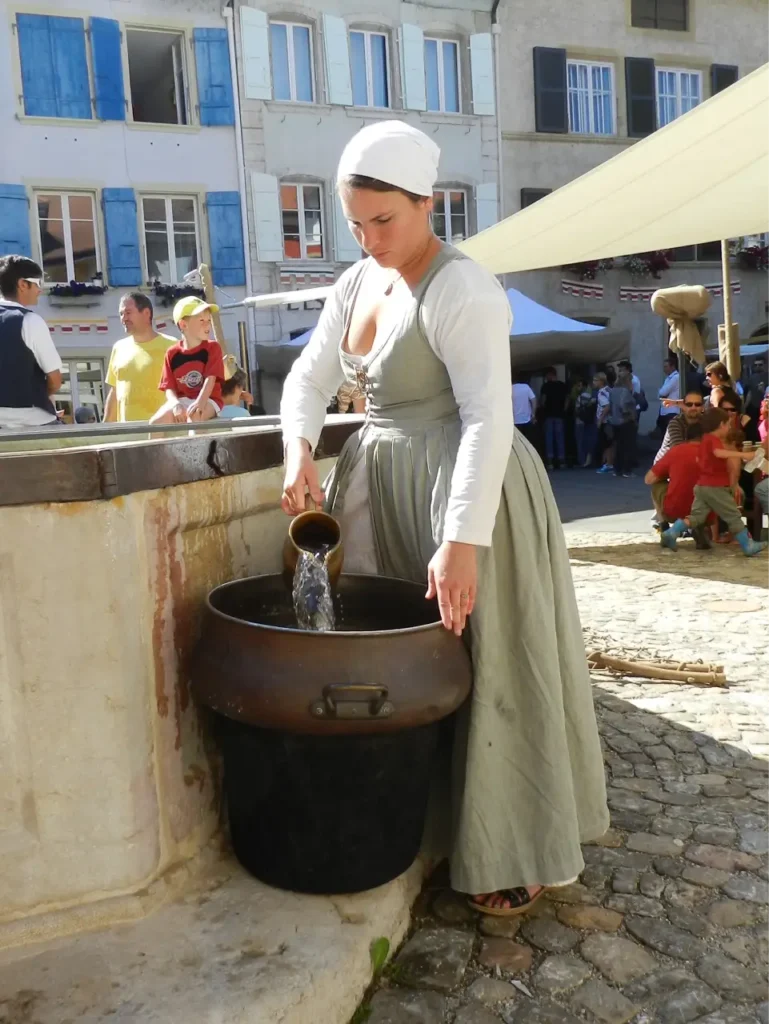 Dame puisant de l'eau