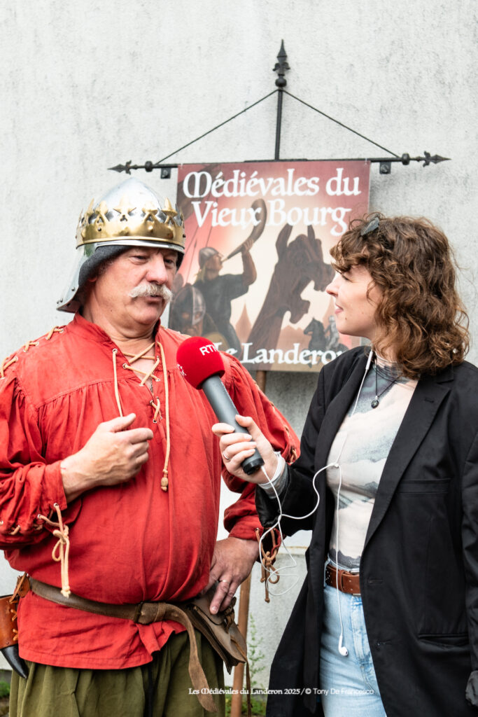 Le Roi interviewé par la radio locale