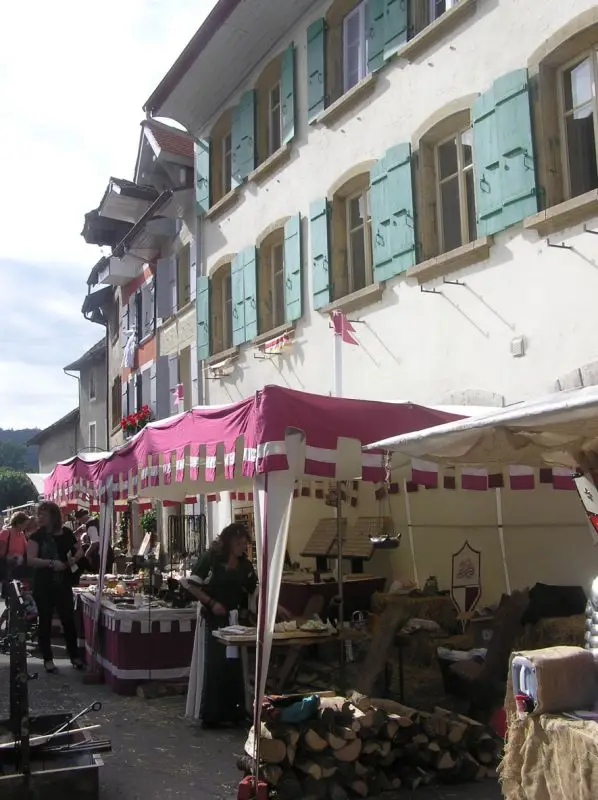 Vue de marchands dans le Bourg