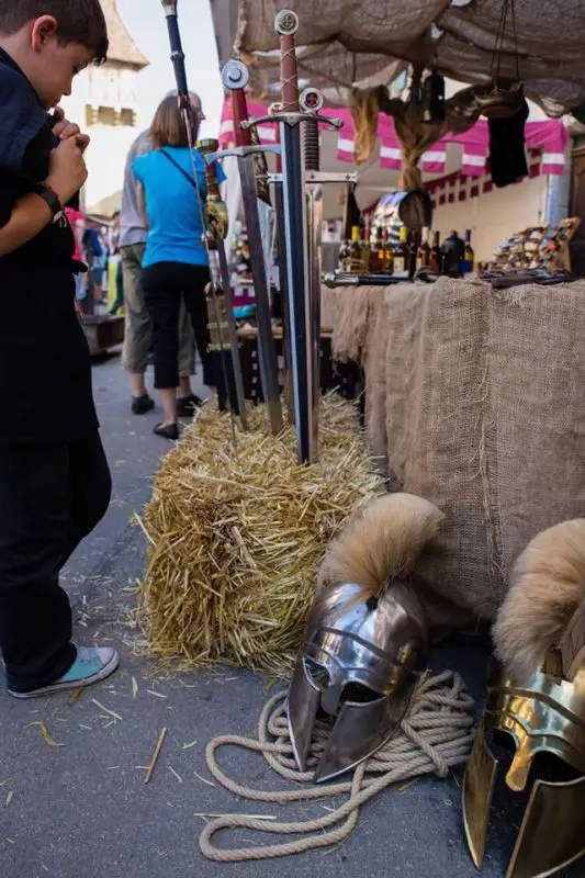Etale avec casque et épées