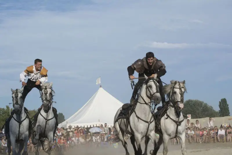 Course de 2 cavaliers sur chacun 2 chevaux