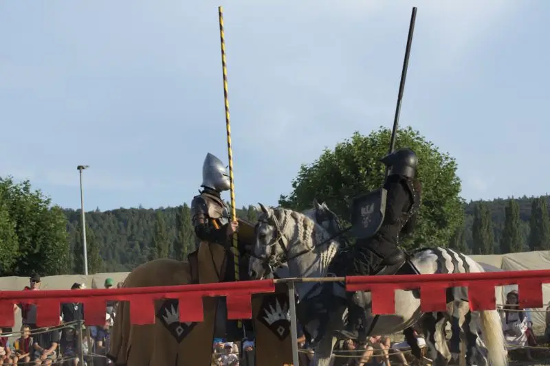 Salutation des chevaliers avant la joute équestre