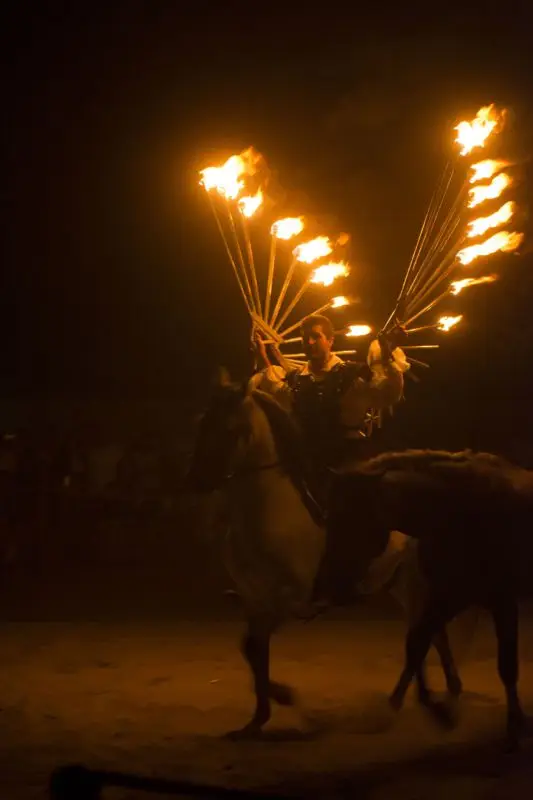 Spectacle équestre nocturne avec du feu