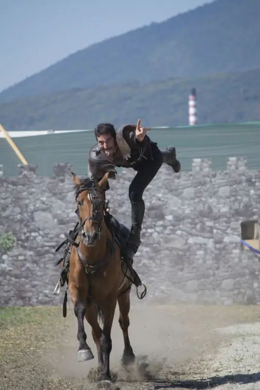 Cavalier en acrobatie sur son cheval - quel farceur, celui-là