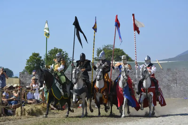 Les chevaliers au complet