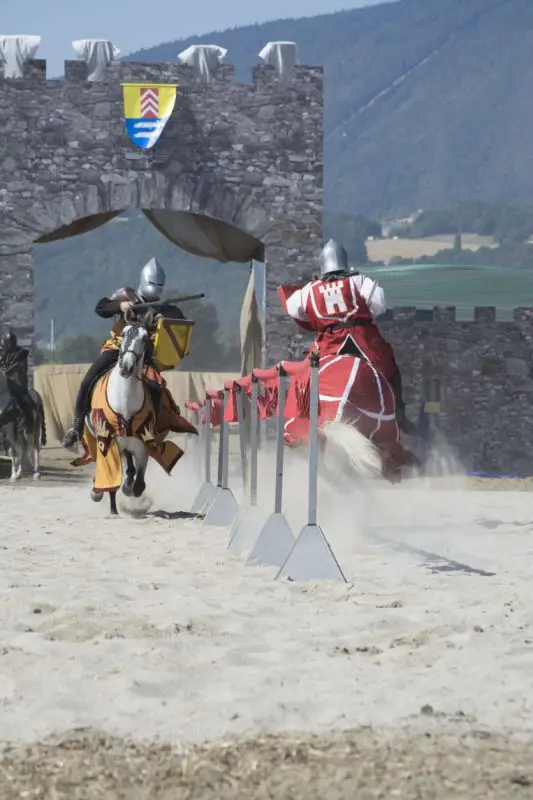 Joute équestre entre 2 chevaliers