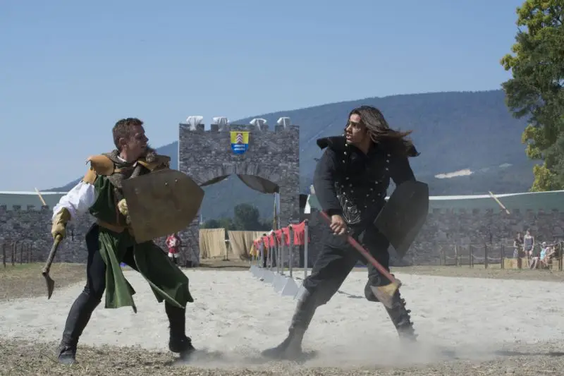 Combat de 2 chevaliers avec des haches - ...et prends celle-là