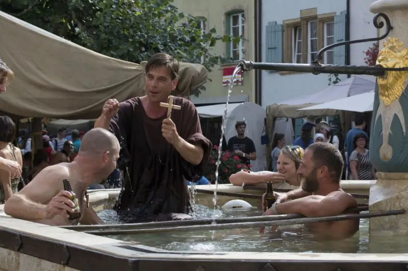Au nom du Père, du Fils et de la bibine - je te baptise mon frère