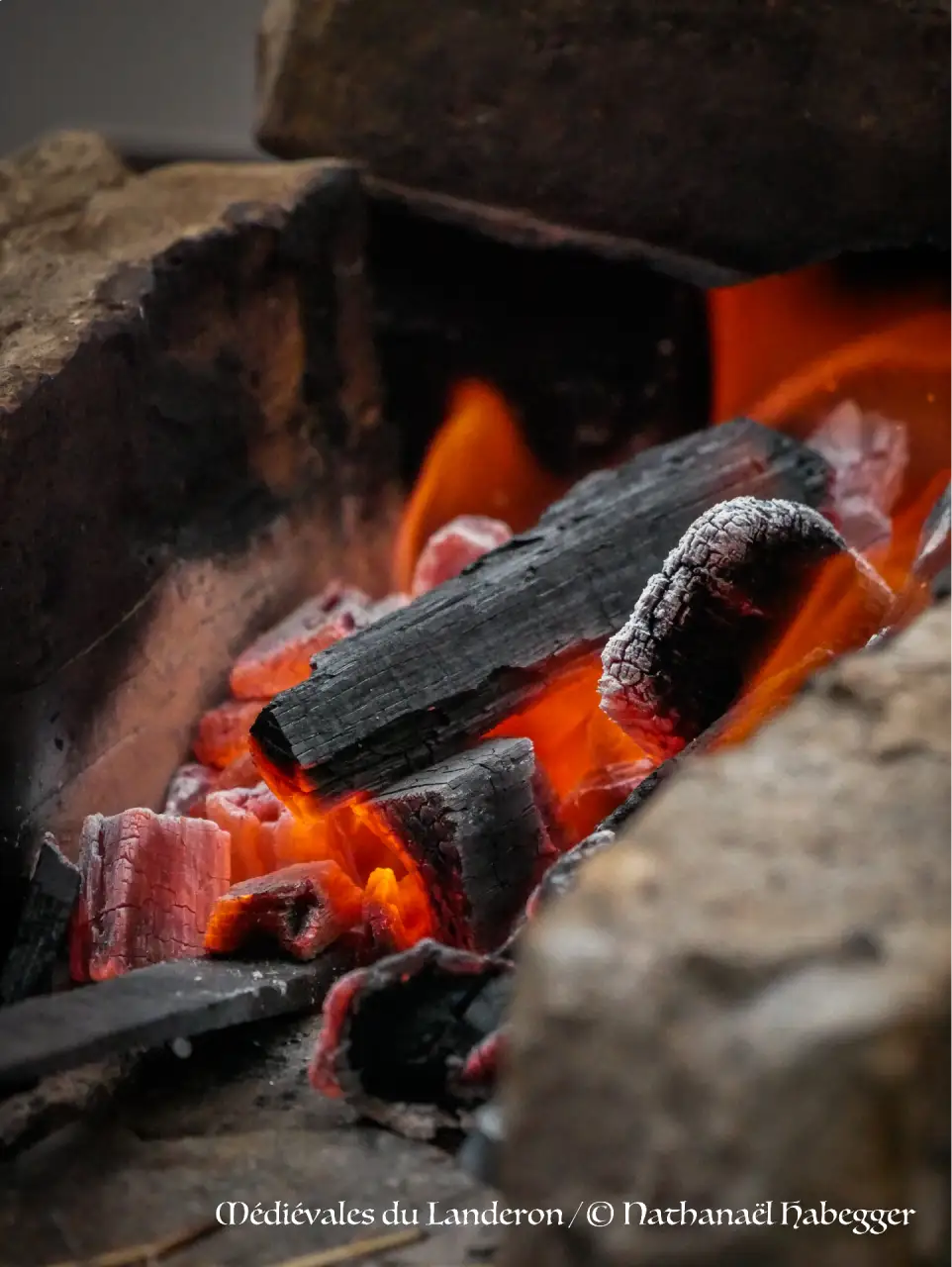 Braises brûlantes dans le foyer du forgeron
