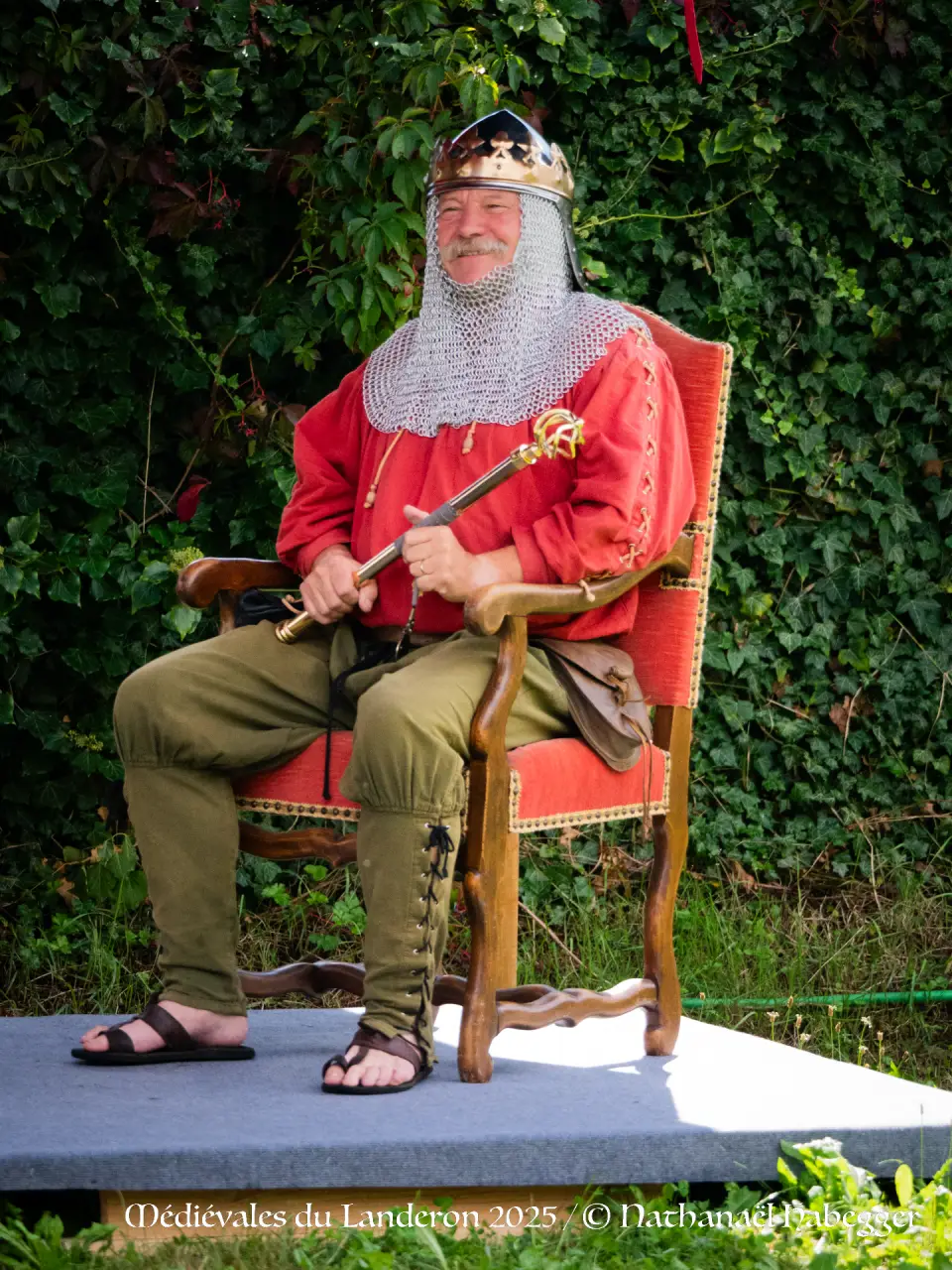 notre bon Roi assis sur sa chaise royale