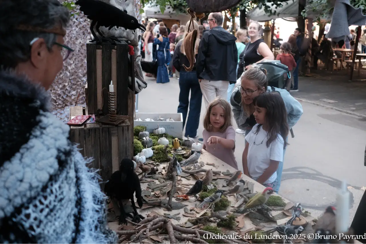 Stand avec petites filles curieuses