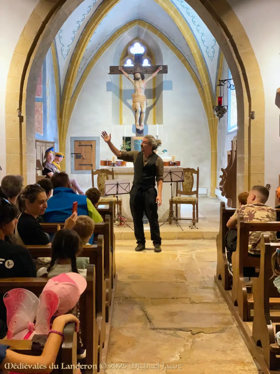 conteur Damian Rognon dans la chapelle