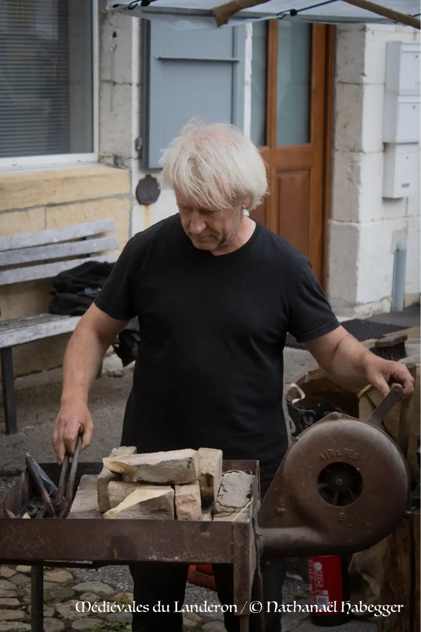 Coutelier travaillant avec sa forge