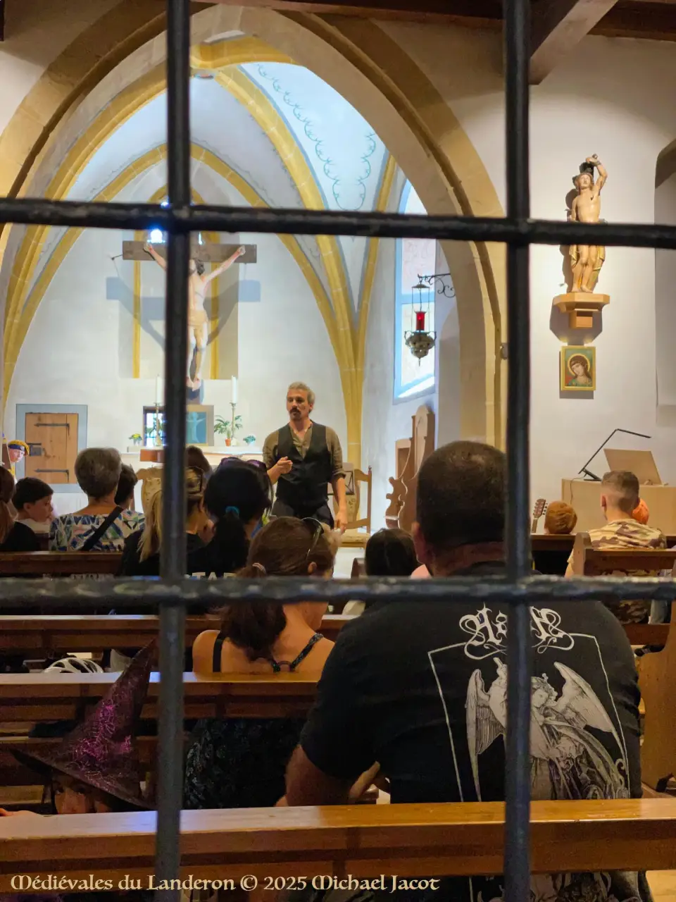 conteur Damian Rognon dans la chapelle