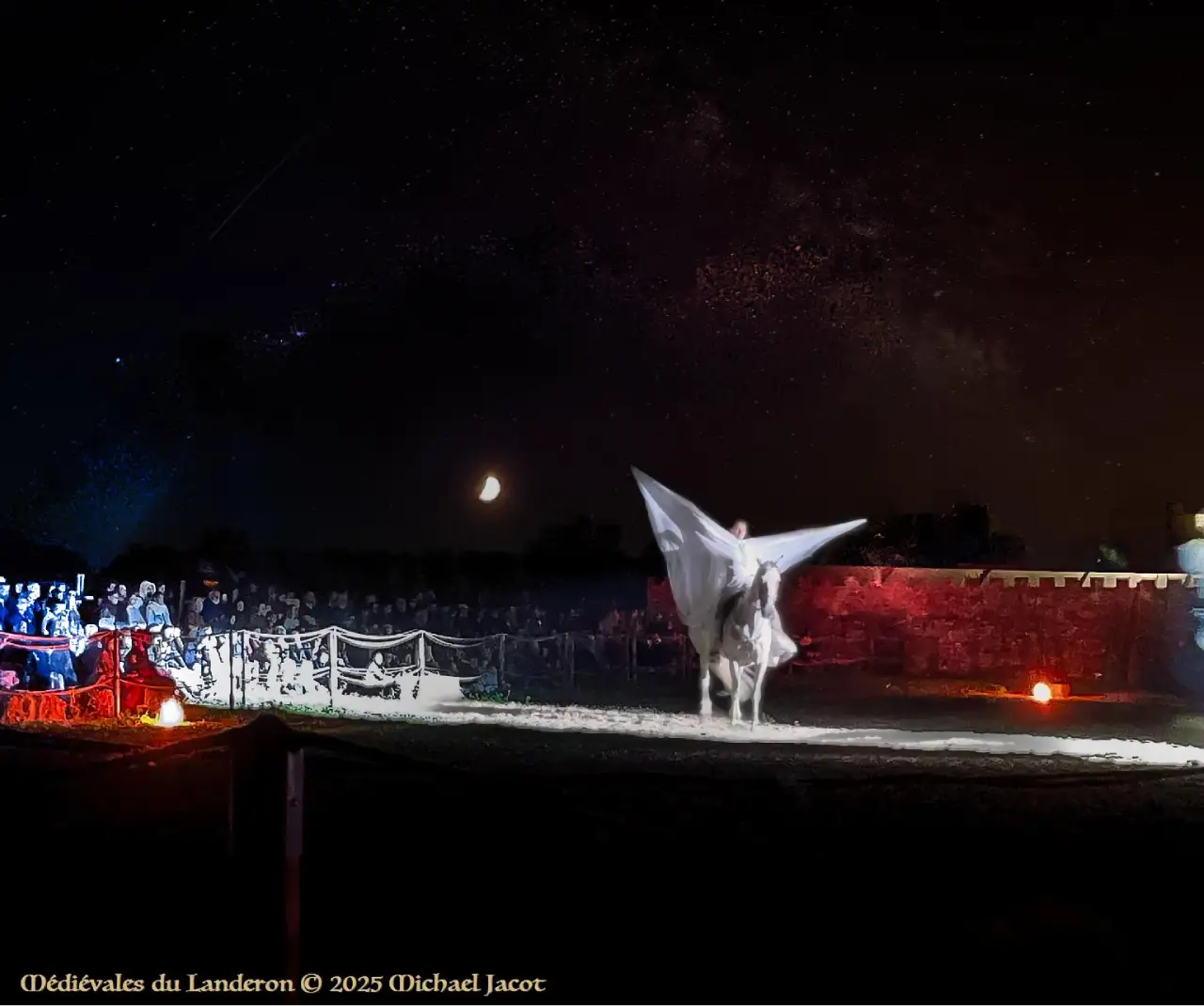 Danse d'une cavalière-ange sur son cheval blanc devant le ciel étoilé et la lune