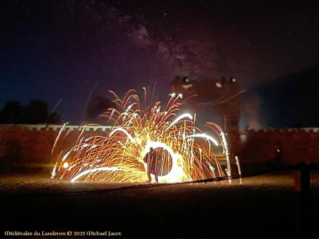 Feu d'artifices tournoyant autour du danseur