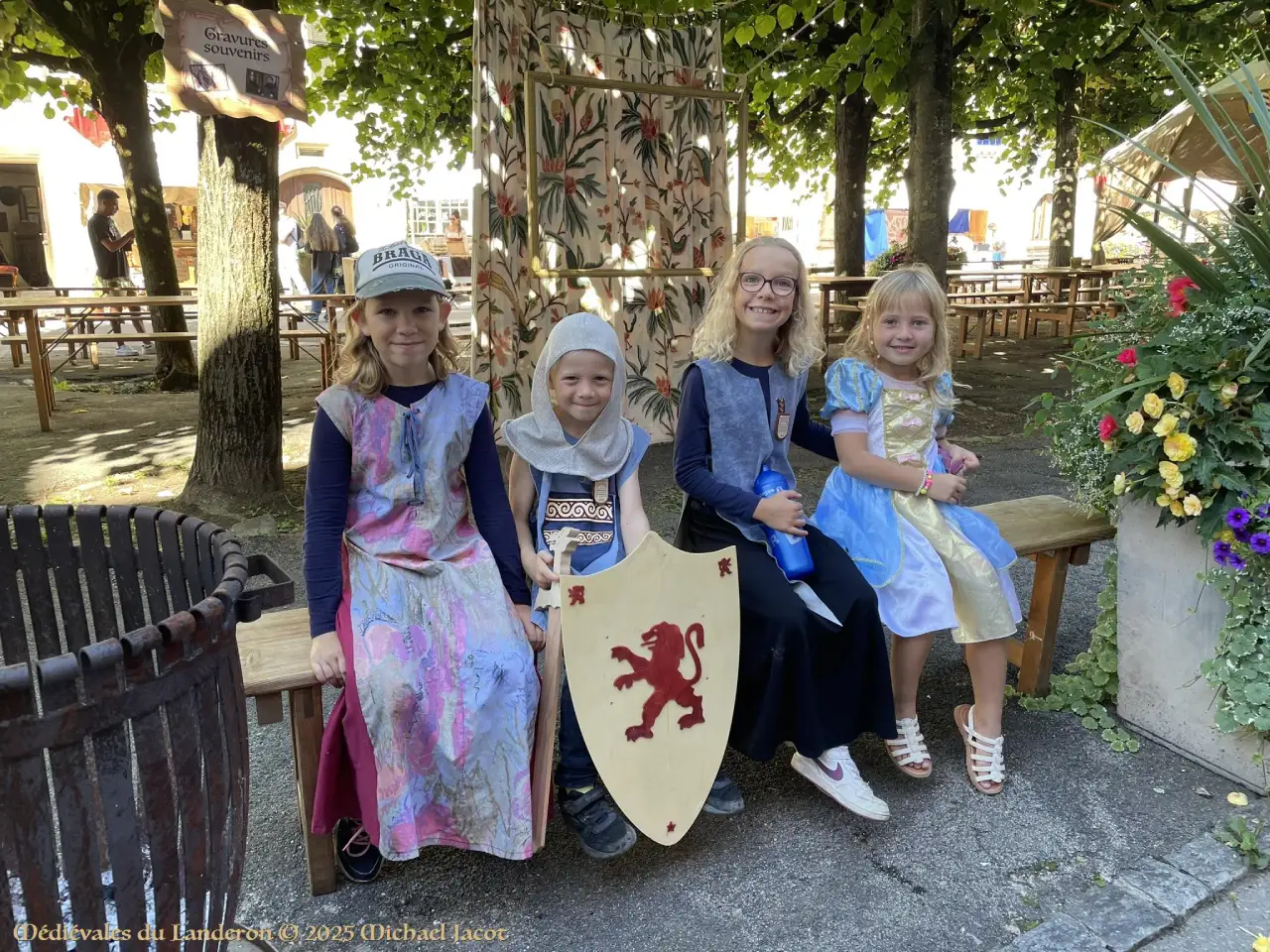 4 enfants déguisés sur un banc