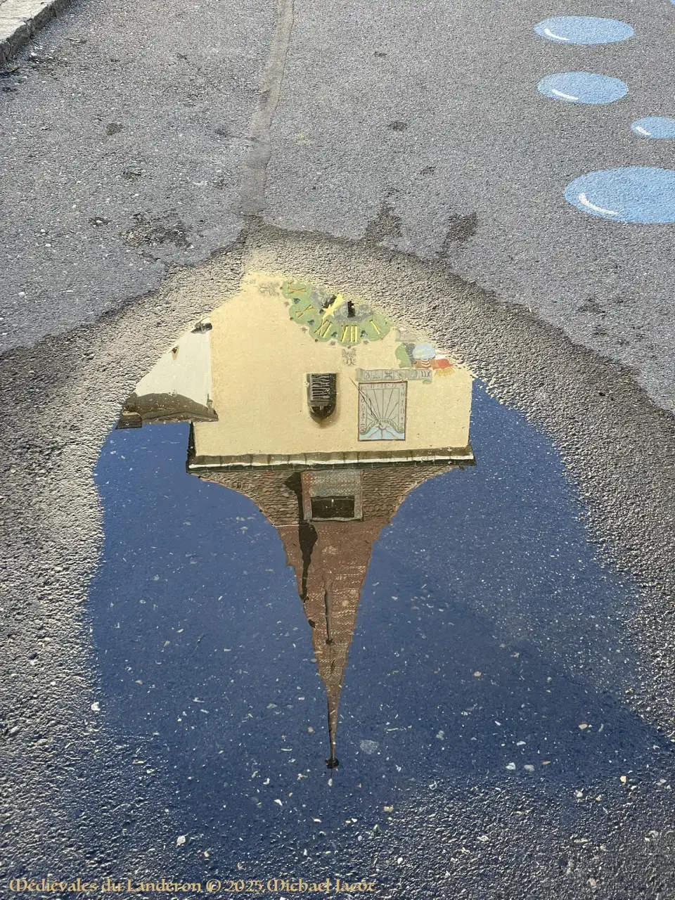 Reflet de la tour du château dans une flaque d'eau