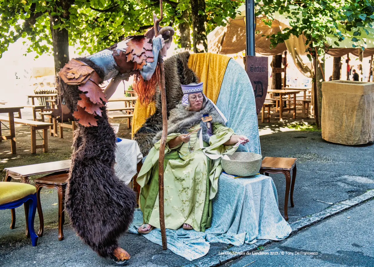 Satyre s'intéresse à la broderie