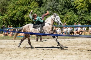 Acrobate sur un cheval au galop