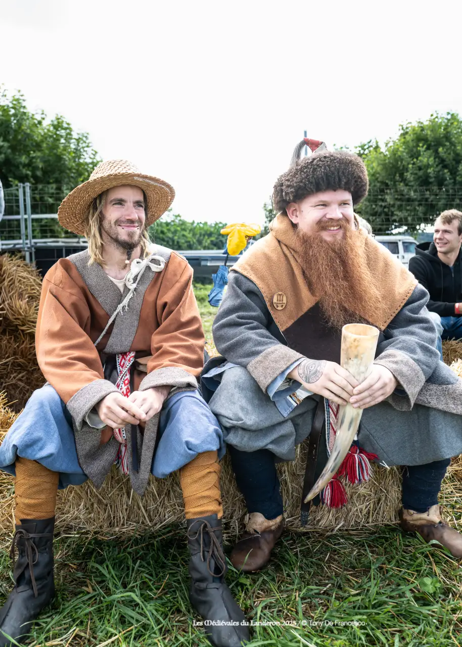 2 visiteurs venue de loin assiste au spectacle dans l'arène