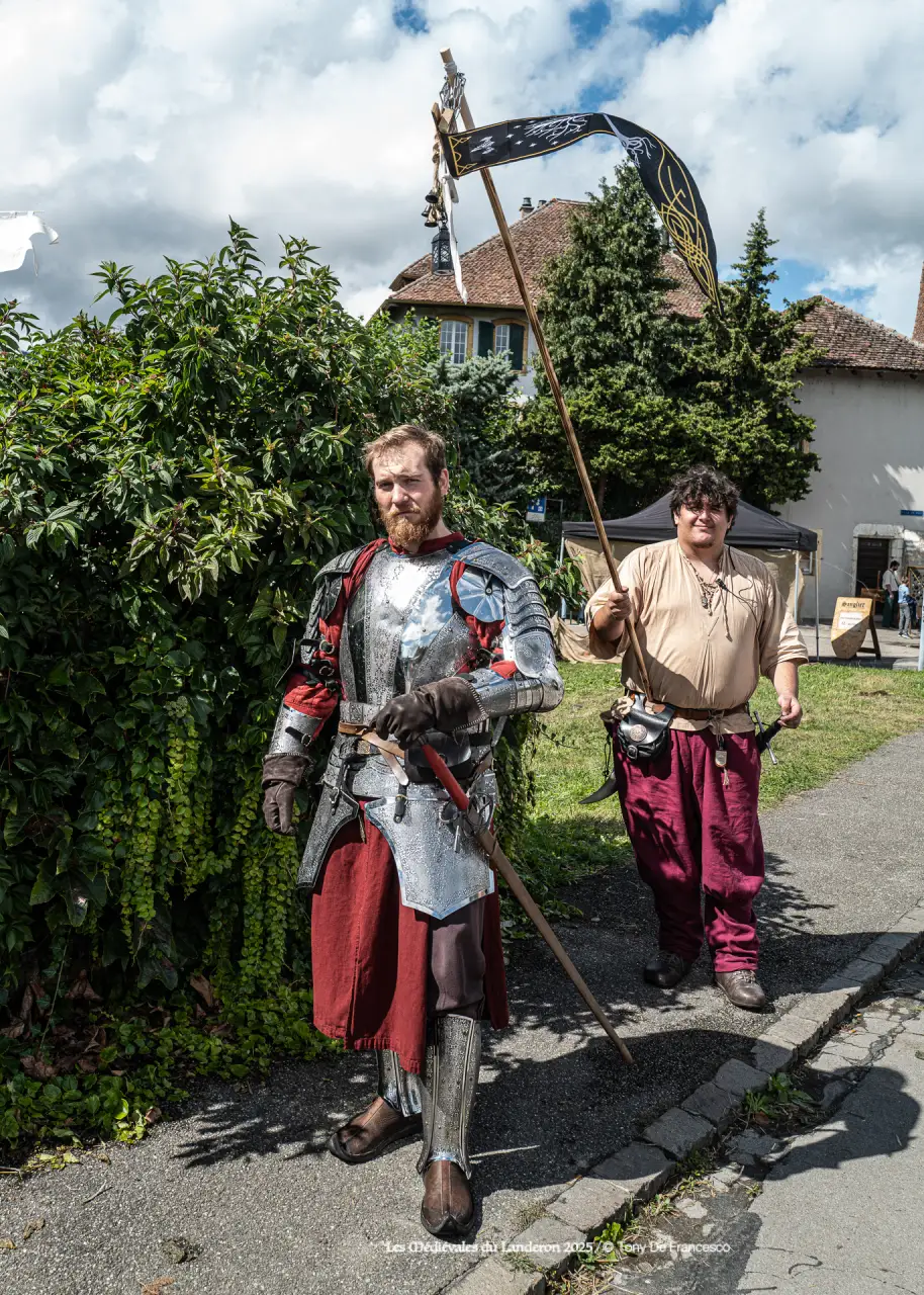 Chevalier suivi par un garde
