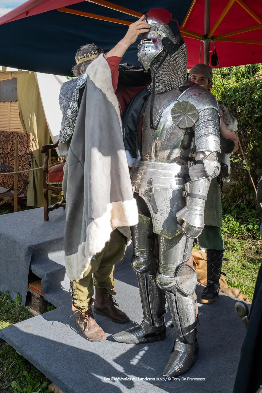 bon Roi habillant son chevalier