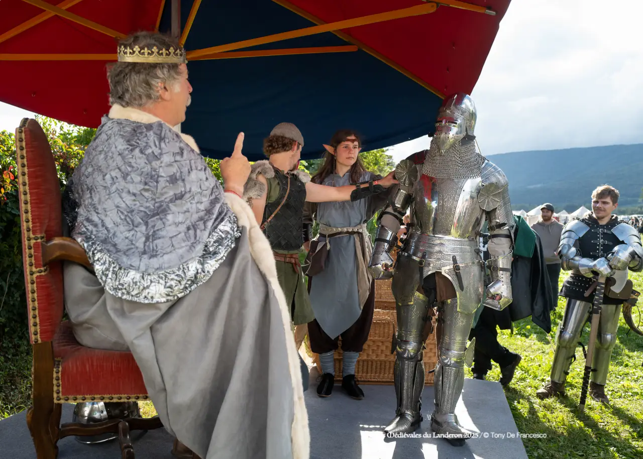 bon Roi habillant son chevalier