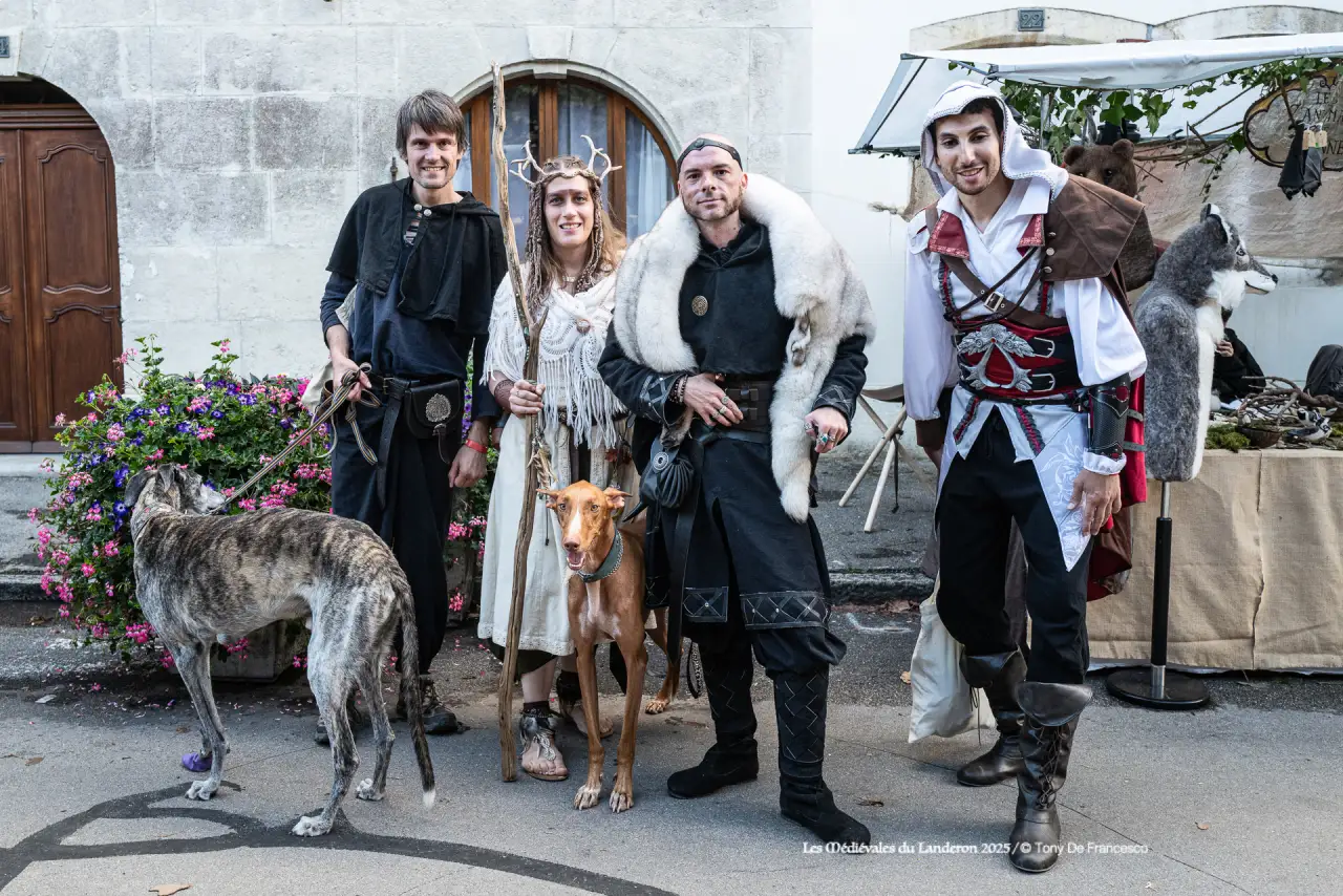 Groupe déguisé avec 2 chiens