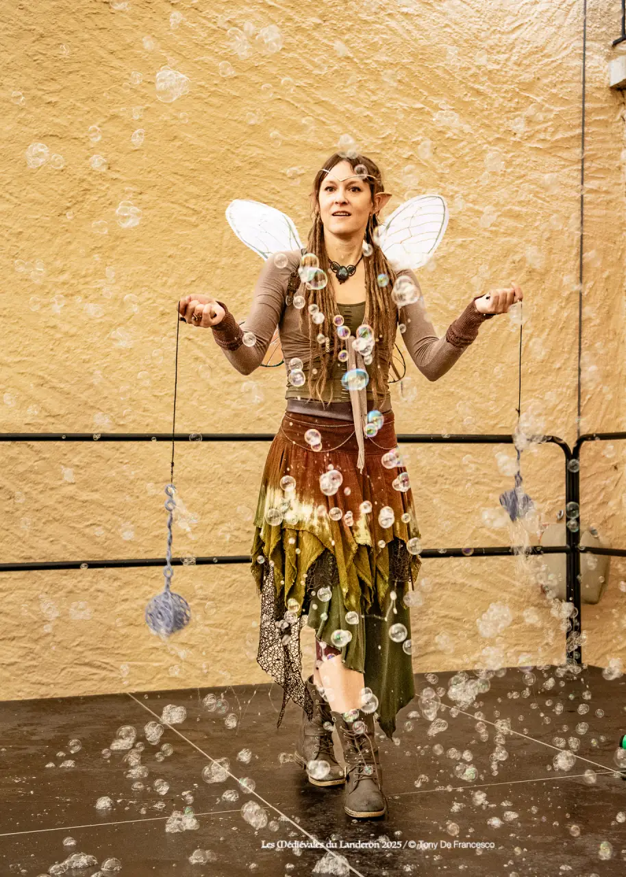 fée Awen jouant avec des bulles