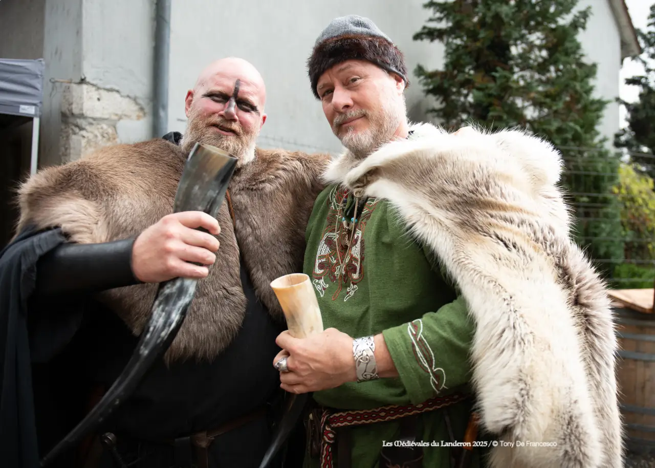 2 gentils hommes trinquant