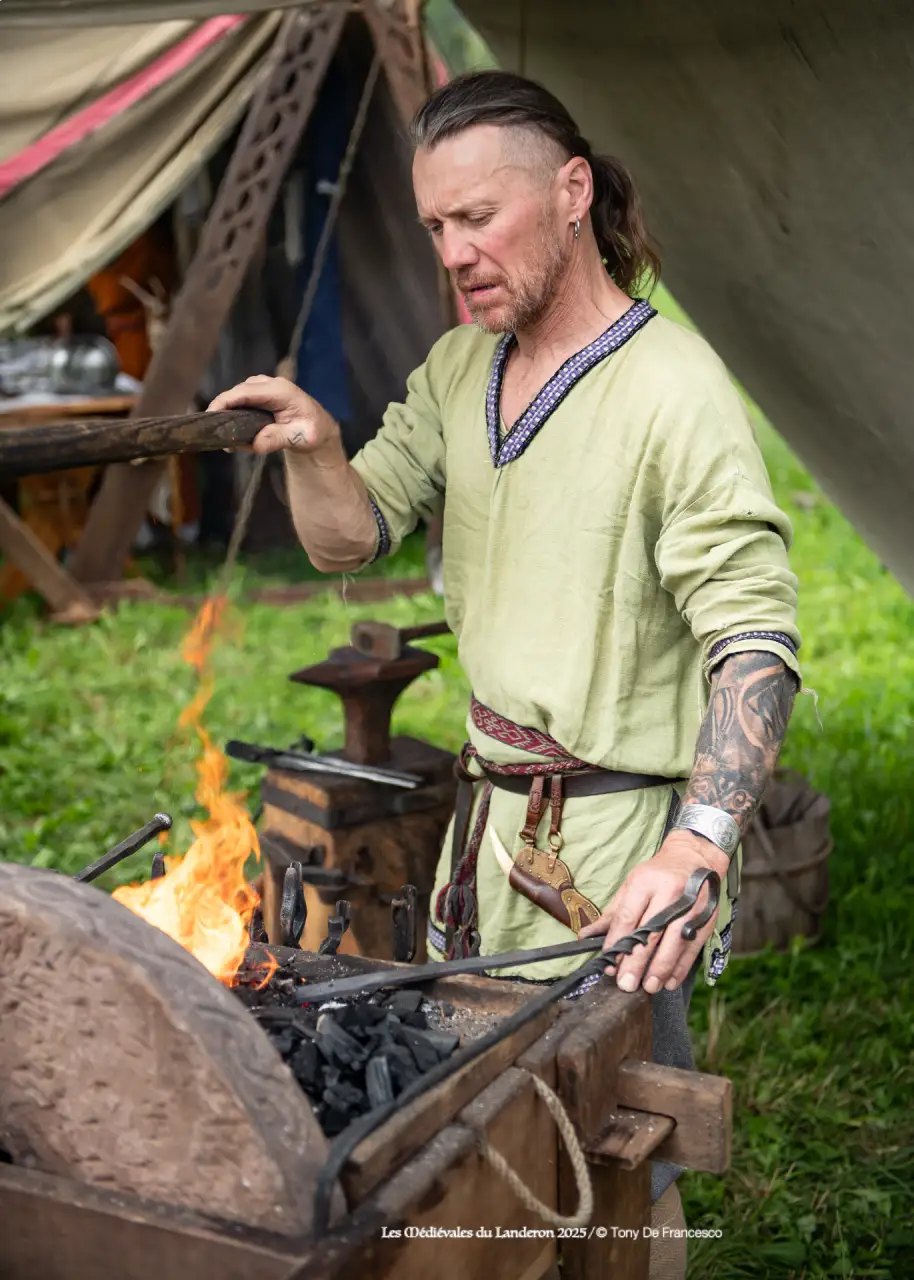 Forgeron au travail à sa forge