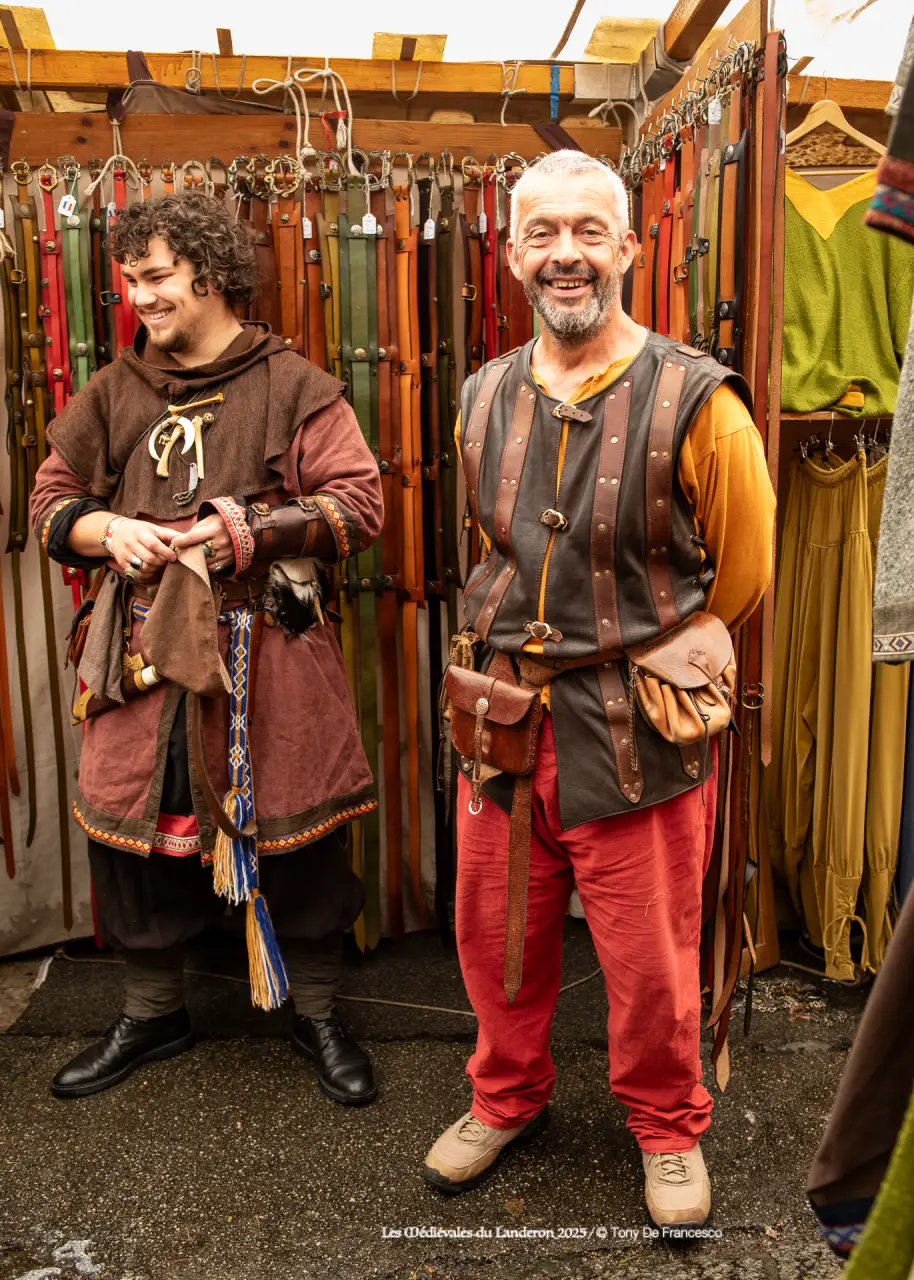 Artisan heureux devant son étalage de ceintures