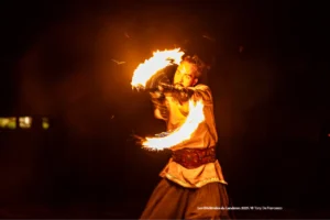 Danseur de feu jonglant