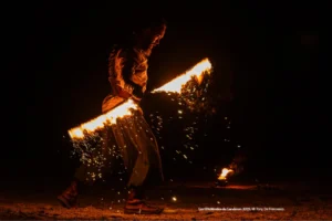 Danse avec cordelette enflammée