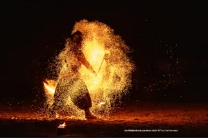 Etincelles de feu autour du danseur