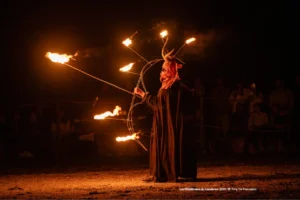 Archer avec un arc et un flèche enflammée